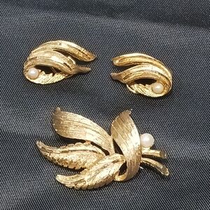 VTG SIGNED BSK TEXTURED GOLDTONE LEAF W/FAUX PEARL BROOCH & EARRINGS SET.